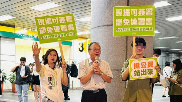 同為新北市大文山選區的市議員陳永福（中）和陳乃瑜（左）多次同框為罷免立委羅明才案宣講，然而地方盛傳，彼此為彼此間為2026市議員選戰角力不斷。（圖／翻攝自陳永福臉書） 