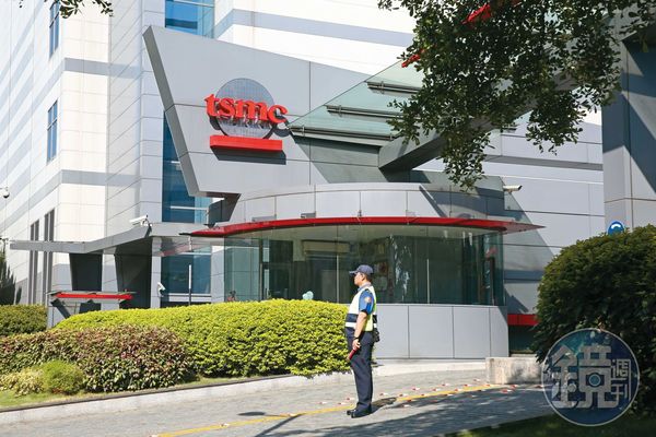 台積電管理森嚴，保全人員獲悉有人偷拍立刻報警抓人。（圖非當事人）
