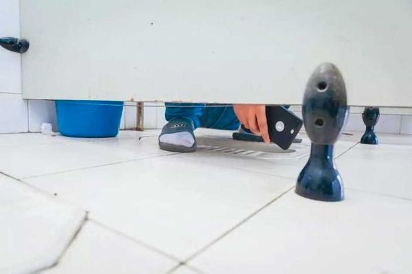 盧君星利用手機螢幕反射偷窺被害人如廁或偷拍私密照，仍未悔改，多次遭法院判刑。（示意圖，翻攝畫面）