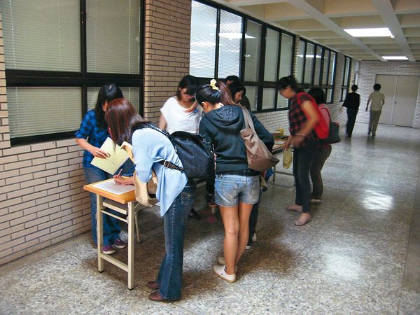 台南大學出現偷拍色狼，校園安全再度引起注意。（翻攝台南大學輔導中心臉書）