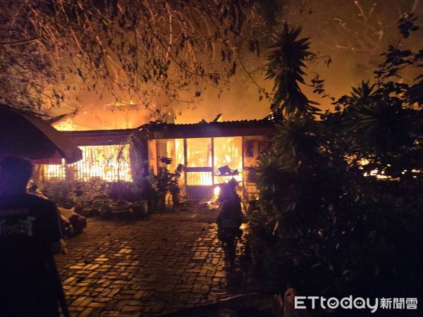 ▲台南七股竹橋里住宅4日晚間發生雜物火警，消防人車緊急搶救，無人傷亡。（記者林東良翻攝，下同）