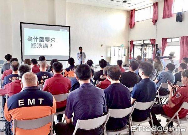 ▲陳建宏醫師分享常見骨科問題、正確姿勢與預防運動傷害，協助打火兄弟預防潛在職業傷害。（醫師陳建宏提供，下同）