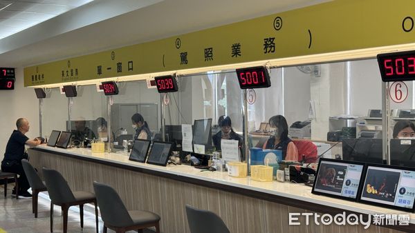 ▲▼民眾於監理所辦理業務。（圖／記者周湘芸攝）