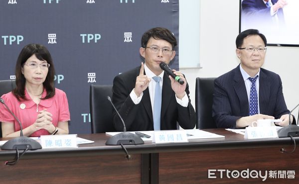 ▲▼黃國昌 陳智菡 民眾黨團 召開 假精華液真灌水 人民拒當冤大頭 記者會。（圖／記者屠惠剛攝）