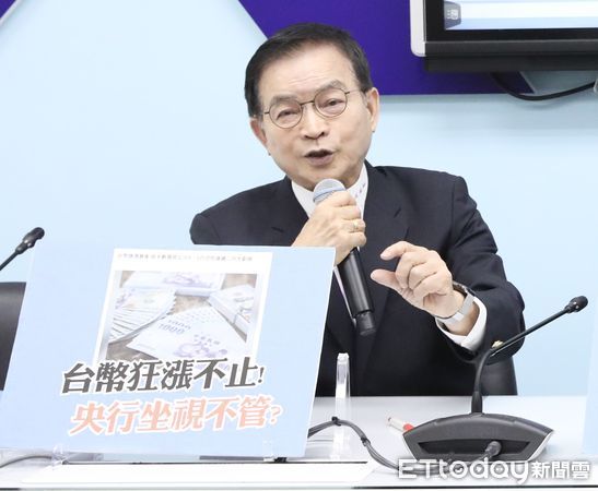 ▲▼國民黨團召開 萊豬開放產業外移 台幣升值 政府一昧付出 換到了什麼 記者會  賴士葆 葛如鈞  王育敏。（圖／記者屠惠剛攝）