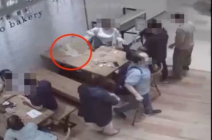 ▲▼一家人將飲料打翻準備離開，禿頭男不滿將餐桌掀翻             。（圖／翻攝店家監視器）