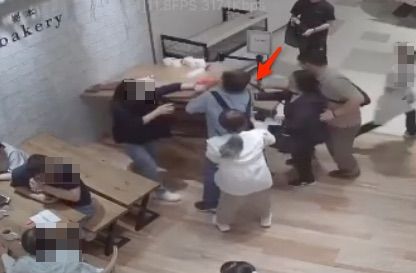 ▲▼一家人將飲料打翻準備離開，禿頭男不滿將餐桌掀翻             。（圖／翻攝店家監視器）