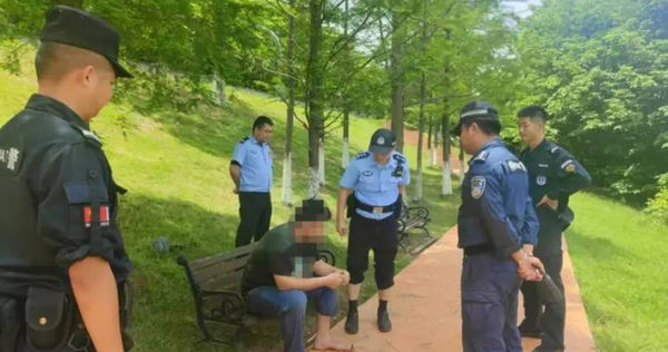 獲救的自殺男子。（圖／翻攝自網易新聞）