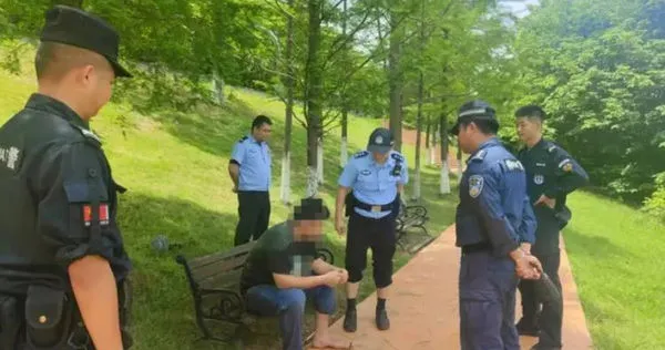 獲救的自殺男子。（圖／翻攝自網易新聞）