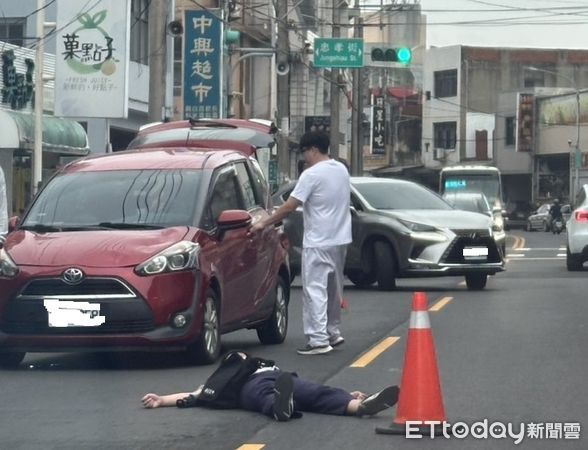 ▲謝姓學生穿越馬路與車輛發踫撞，當場倒地不起。（圖／記者楊熾興翻攝）