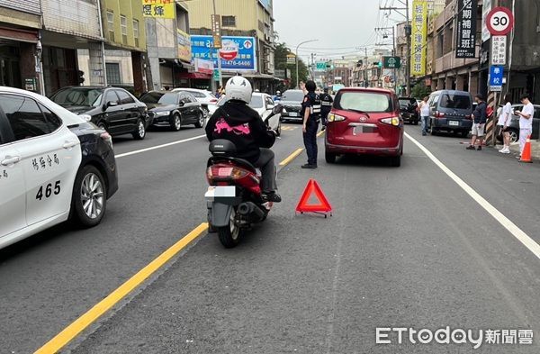 ▲警方獲報將傷者送醫，並釐清車禍肇事原因。（圖／楊梅警分局提供）
