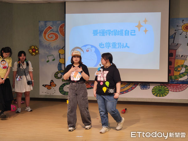 ▲嘉藥學生化身哆啦A夢演出性平戲劇，進入台南大甲國小校園宣導性教育與健康知識。（記者林東良翻攝，下同）