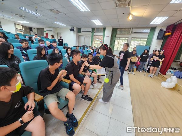 ▲嘉藥學生化身哆啦A夢演出性平戲劇，進入台南大甲國小校園宣導性教育與健康知識。（記者林東良翻攝，下同）