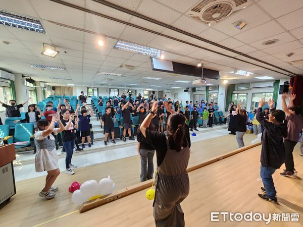 ▲嘉藥學生化身哆啦A夢演出性平戲劇，進入台南大甲國小校園宣導性教育與健康知識。（記者林東良翻攝，下同）