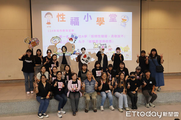 ▲嘉藥學生化身哆啦A夢演出性平戲劇，進入台南大甲國小校園宣導性教育與健康知識。（記者林東良翻攝，下同）