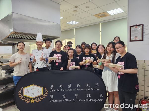 ▲嘉藥學生化身哆啦A夢演出性平戲劇，進入台南大甲國小校園宣導性教育與健康知識。（記者林東良翻攝，下同）