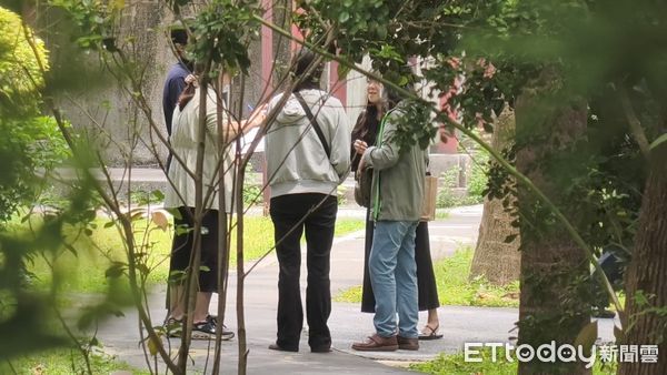 ▲▼剴剴外婆嚴姓婦人（灰色連衣帽+黑色長褲）今（5日）出庭作證，嘶吼涉案在押保母姊妹劉彩萱、劉若琳沒權利這樣對待剴剴，立委郭昱晴（右）、林月琴（左）旁聽後受訪，認為劉氏姊妹無悔意。（圖／記者黃哲民攝）