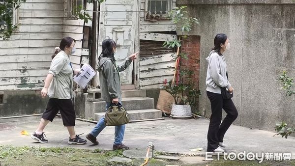 ▲▼剴剴外婆嚴姓婦人（灰色連衣帽+黑色長褲）今（5日）出庭作證，嘶吼涉案在押保母姊妹劉彩萱、劉若琳沒權利這樣對待剴剴，立委郭昱晴（右）、林月琴（左）旁聽後受訪，認為劉氏姊妹無悔意。（圖／記者黃哲民攝）