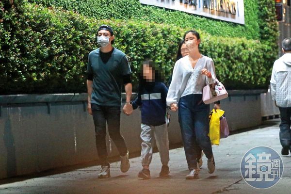 4月25日21：18，林心如、霍建華帶著女兒看電影，散場後步出影院。