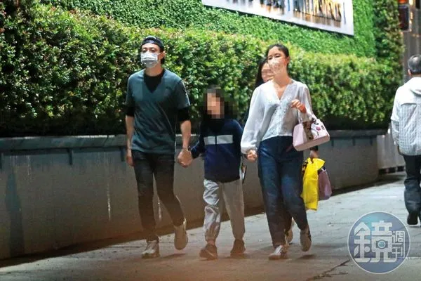 4月25日21：18，林心如、霍建華帶著女兒看電影，散場後步出影院。