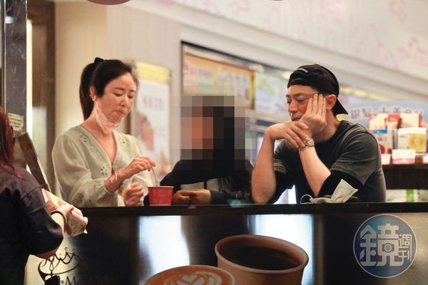 4月25日21：31，一家三口在食品門市買了草莓聖代後，坐在窗邊的座位分享。