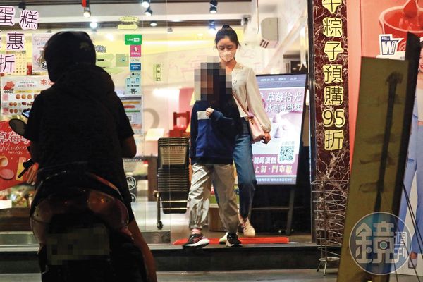 4月25日21：33，林心如滿足了女兒的甜品胃後，一家人準備打道回府。