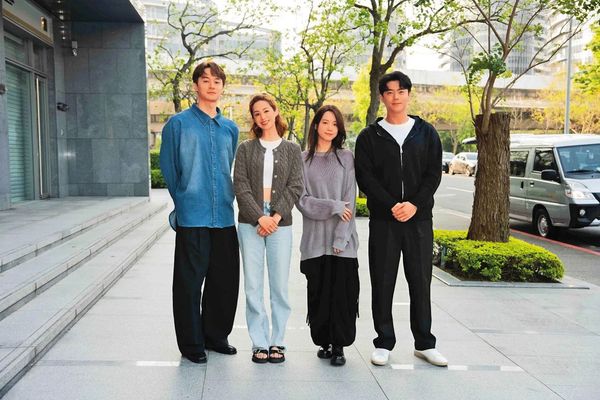 林心如製作的新戲《有愛我們床上談》探討約砲題材，由張軒睿（左起）、莫允雯、程予希、李程彬主演。（TVBS提供）