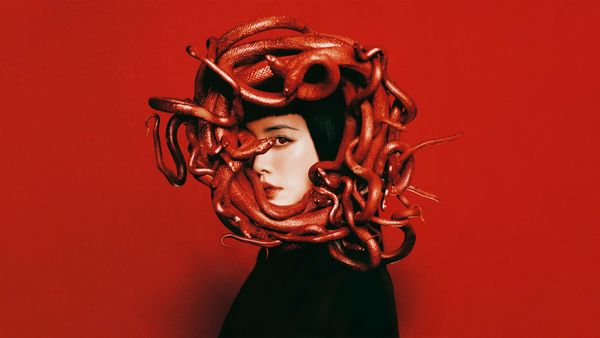 ▲ 蔡依林主視覺頭頂被赤蛇纏繞。（圖／凌時差音樂提供）