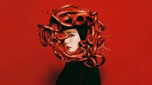 ▲ 蔡依林主視覺頭頂被赤蛇纏繞。（圖／凌時差音樂提供）