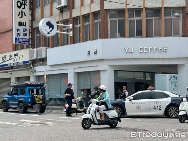 ▲罷團停放苗栗縣苑裡鎮的宣傳車遭砸，警方案發1小時餘逮捕涉案男子依法偵辦中。（圖／翻攝「苗栗國罷免立委連線」FB）