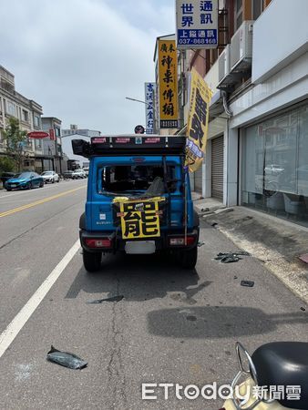 ▲罷團停放苗栗縣苑裡鎮的宣傳車遭砸，警方案發1小時餘逮捕涉案男子依法偵辦中。（圖／翻攝「苗栗國罷免立委連線」FB）
