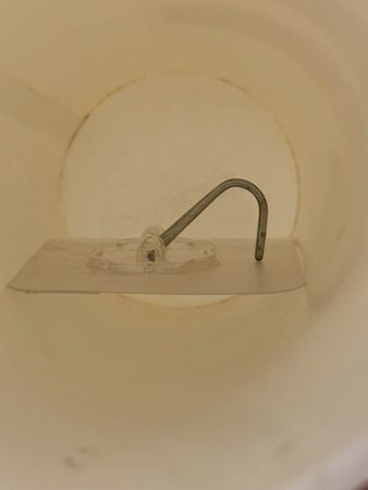 ▲顏永烈兒子手搖飲喝到掛勾。（圖／翻攝自顏永烈臉書）