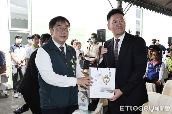 ▲台南金鑽鳳梨外銷茨城縣供3.3萬學童午餐水果，黃偉哲出席鳴謝農業部與日方協力。（記者林東良翻攝，下同）