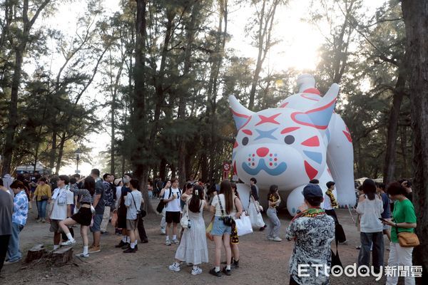 ▲2025漁光島生活節上週末吸引大量人潮湧入，漁光橋擠滿散場人潮，宛如大型音樂盛典現場。（記者林東良翻攝，下同）