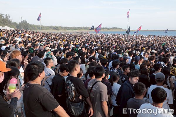 ▲2025漁光島生活節上週末吸引大量人潮湧入，漁光橋擠滿散場人潮，宛如大型音樂盛典現場。（記者林東良翻攝，下同）