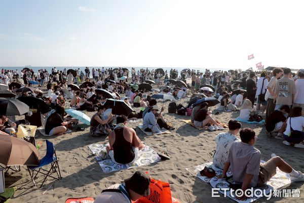 ▲2025漁光島生活節上週末吸引大量人潮湧入，漁光橋擠滿散場人潮，宛如大型音樂盛典現場。（記者林東良翻攝，下同）