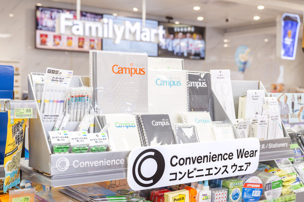 ▲▼全家「Convenience Wear」開發17款春夏服飾，還導入日本聯名文具。另全家也在夏天化身「喝的潮流選貨店」，獨家推出8款話題酒品。（圖／業者提供）