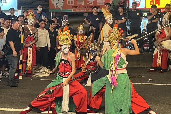 ▲《獨佔接班人》演員毛祁生、徐瑋澤、朴靖恆參加北順宮遶境大典。（圖／海王天璽提供）