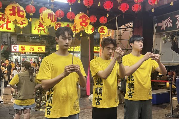 ▲《獨佔接班人》演員毛祁生、徐瑋澤、朴靖恆參加北順宮遶境大典。（圖／海王天璽提供）