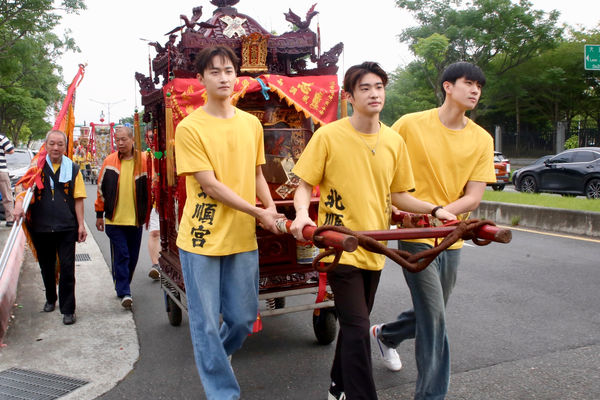 ▲《獨佔接班人》演員毛祁生、徐瑋澤、朴靖恆參加北順宮遶境大典。（圖／海王天璽提供）
