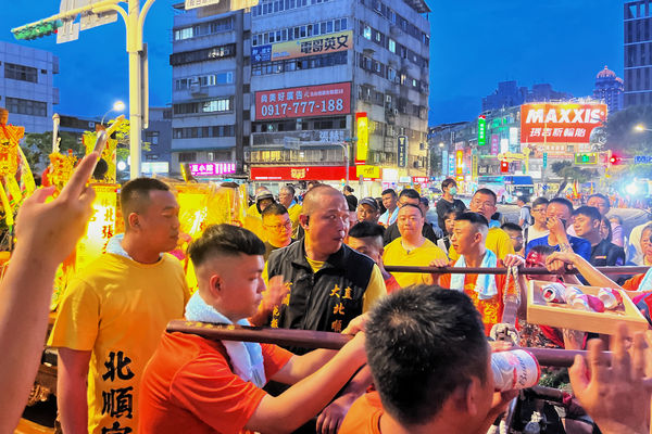 ▲《獨佔接班人》演員毛祁生、徐瑋澤、朴靖恆參加北順宮遶境大典。（圖／海王天璽提供）