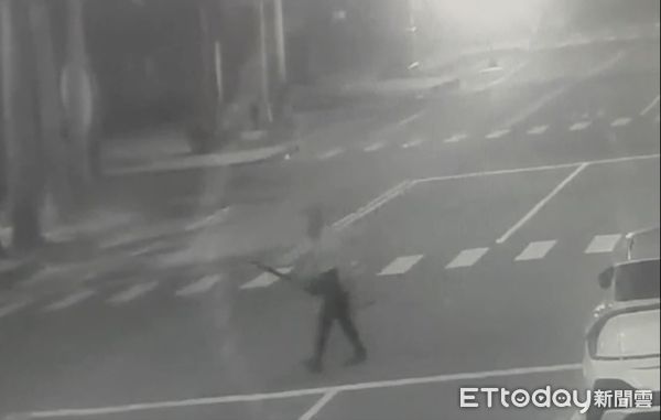 ▲▼釣具、冰桶留岸上！高雄男旗津海釣疑落海失聯　海空同步搜救中。（圖／記者賴文萱翻攝）