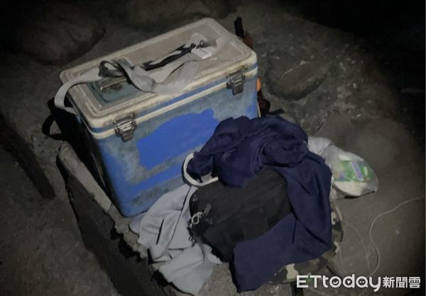 ▲▼釣具、冰桶留岸上！高雄男旗津海釣疑落海失聯　海空同步搜救中。（圖／記者賴文萱翻攝）