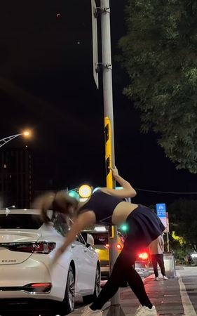 ▲▼香港網美Chole在台北街頭跳鋼管舞 。（圖／翻攝攝自IG／Chloe Chm）