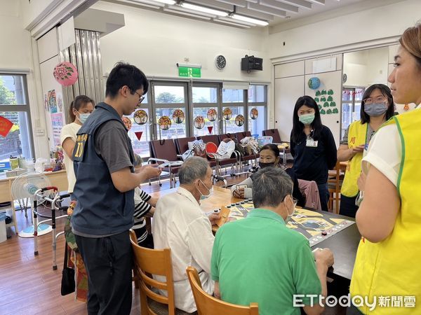 ▲▼   「防詐桌遊趣 朴子警攜手日照中心長輩齊心阻詐」   。（圖／朴子分局提供）