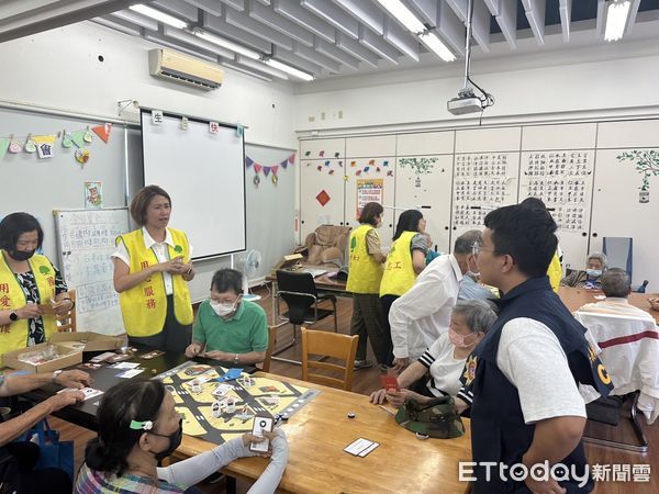 ▲▼   「防詐桌遊趣 朴子警攜手日照中心長輩齊心阻詐」   。（圖／朴子分局提供）