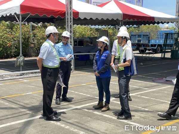 ▲▼民航局主任秘書楊國峯今（5）日親赴高雄機場視察，拆除「空計程車禁止進入」相關標誌，未來空車僅通過機場區域將不再面臨罰款。（圖／記者吳世龍翻攝）