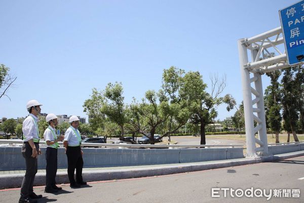 ▲▼民航局主任秘書楊國峯今（5）日親赴高雄機場視察，拆除「空計程車禁止進入」相關標誌，未來空車僅通過機場區域將不再面臨罰款。（圖／記者吳世龍翻攝）