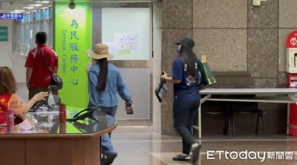 ▲邱軍酒駕撞死人5日召開接押庭，邱軍父母、姊姊現身(左起)。（圖／記者郭世賢翻攝，下同）