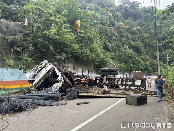 ▲新竹拖板車與吊車脫鉤，撞破護爛掉落至10米下路面。（圖／記者楊永勝翻攝，下同）